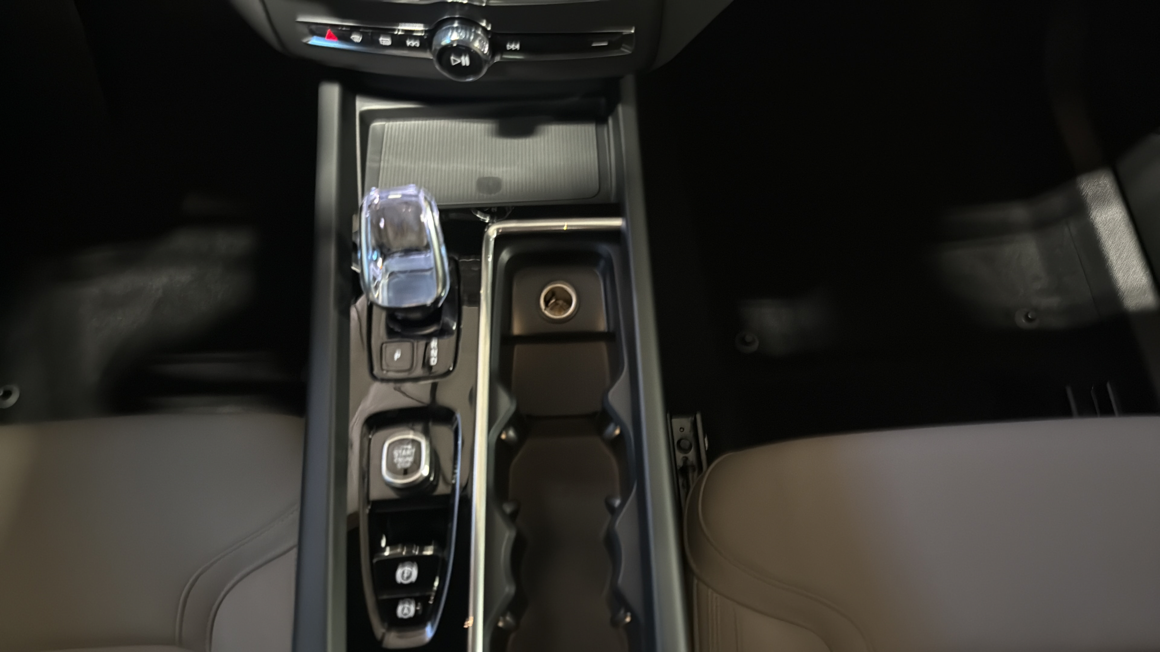 New 2027 Volvo XC60 B5 Plus AWD/4WD image 19