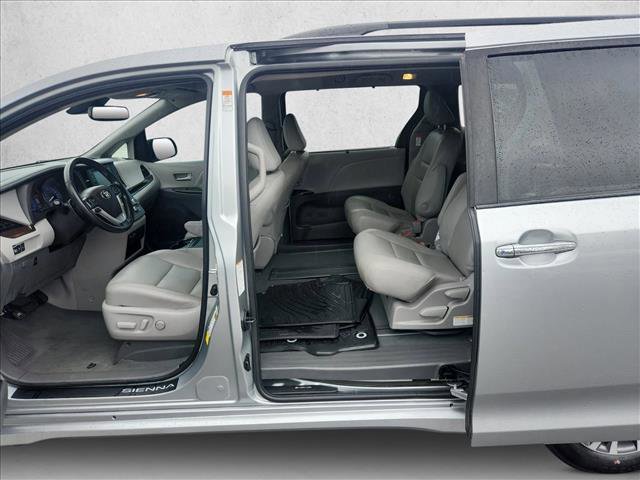 Used 2020 Toyota Sienna XLE w/ XLE Navigation Package FWD image 12