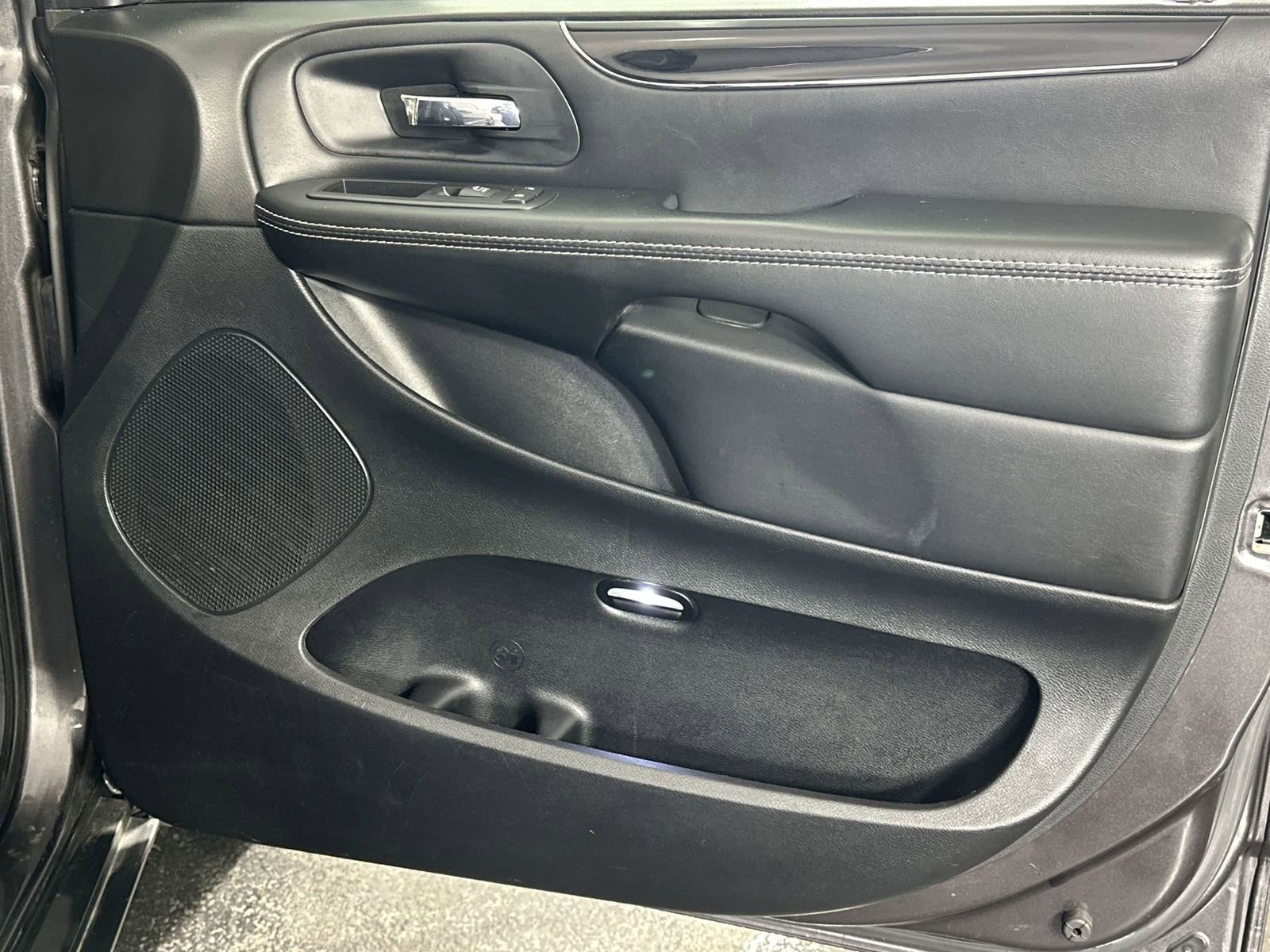 Used 2017 Dodge Grand Caravan SE image 35