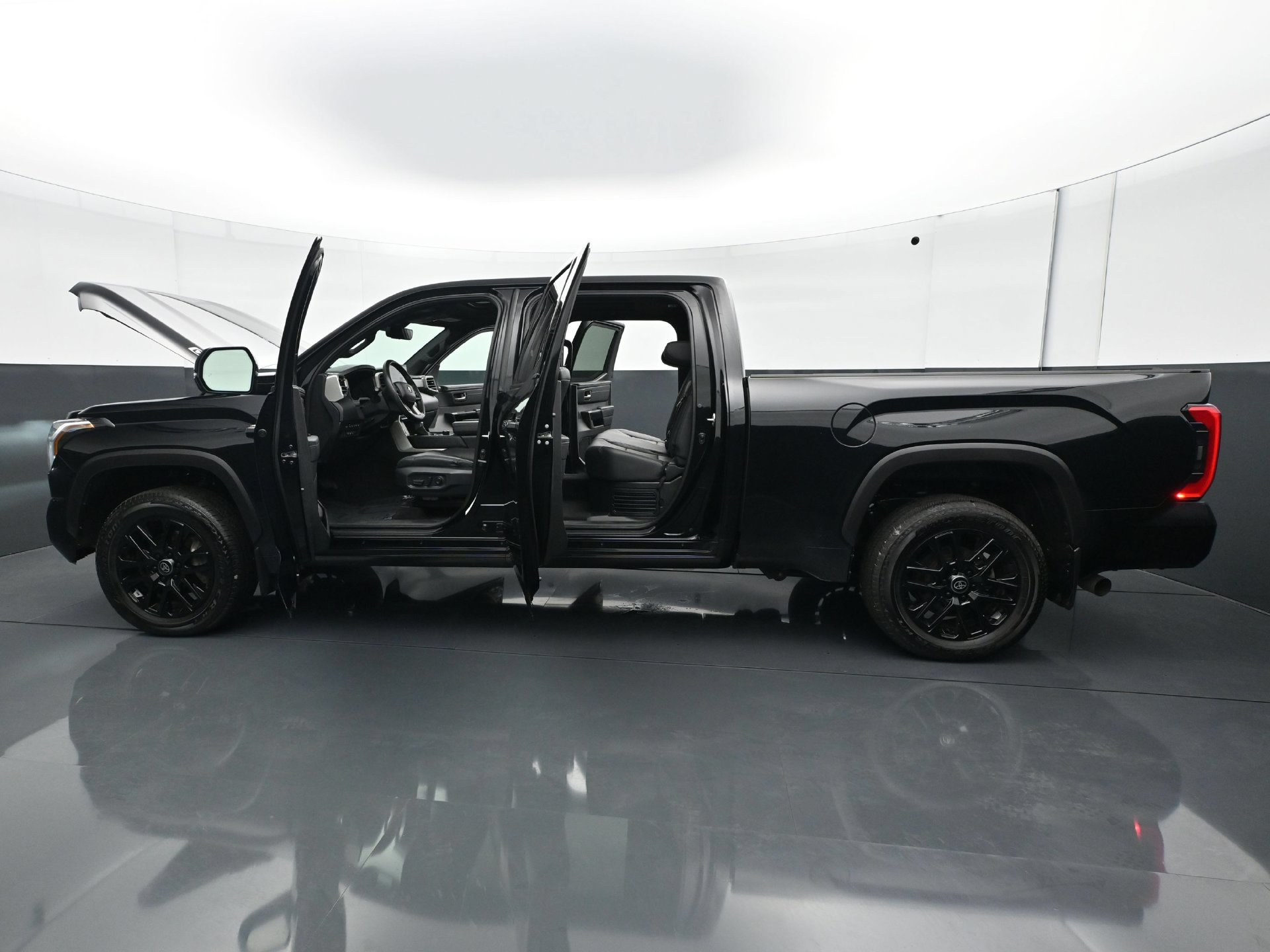 Used 2025 Toyota Tundra Limited AWD/4WD image 39