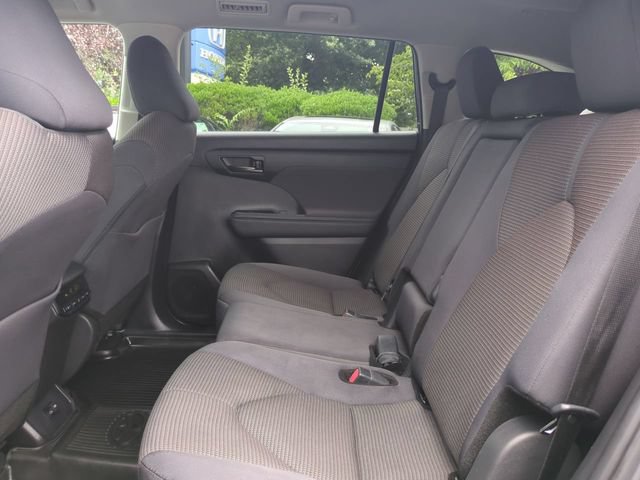 Used 2024 Toyota Highlander LE AWD/4WD image 14