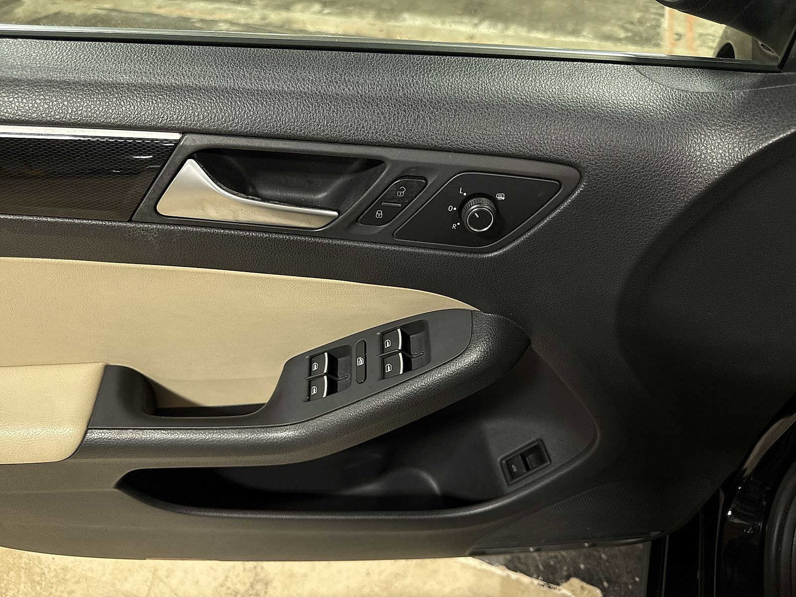 Used 2016 Volkswagen Jetta SEL w/ Lighting Package image 23