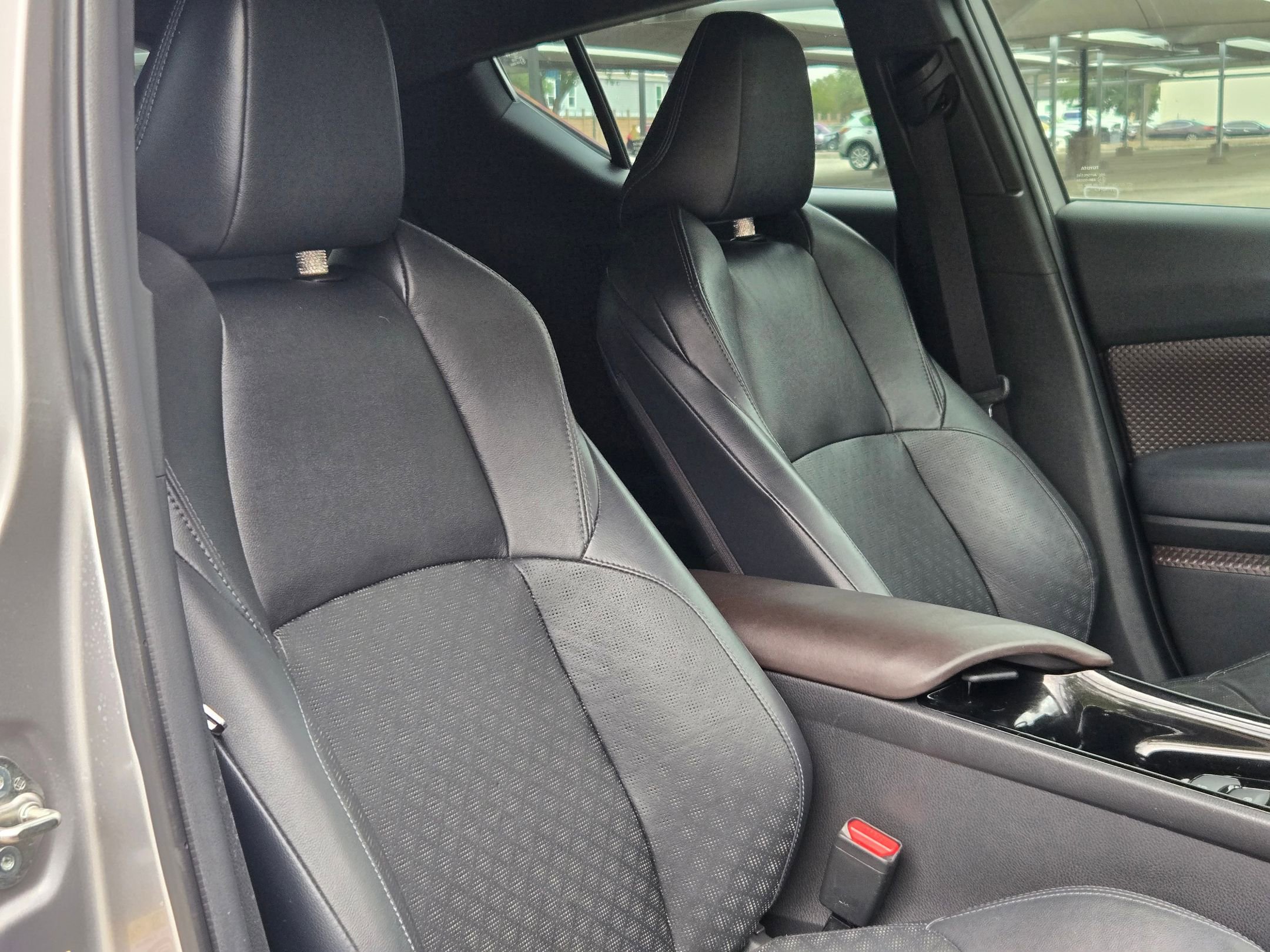 Used 2019 Toyota C-HR Limited FWD image 31