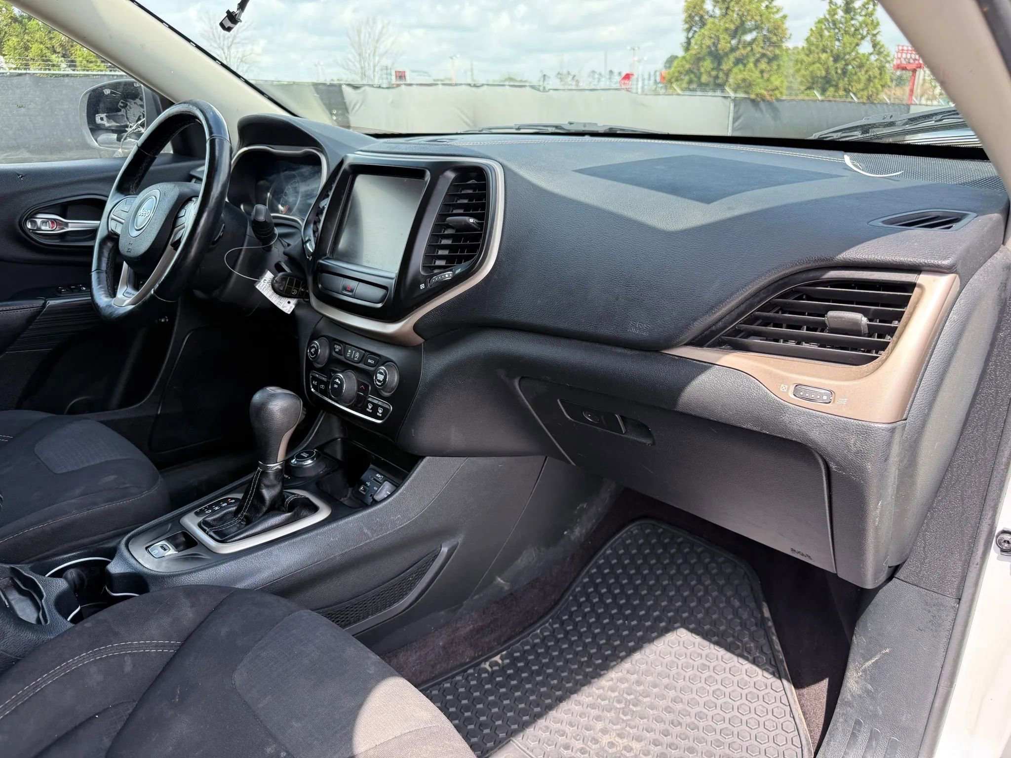 Used 2016 Jeep Cherokee Latitude w/ Cold Weather Group AWD/4WD image 19