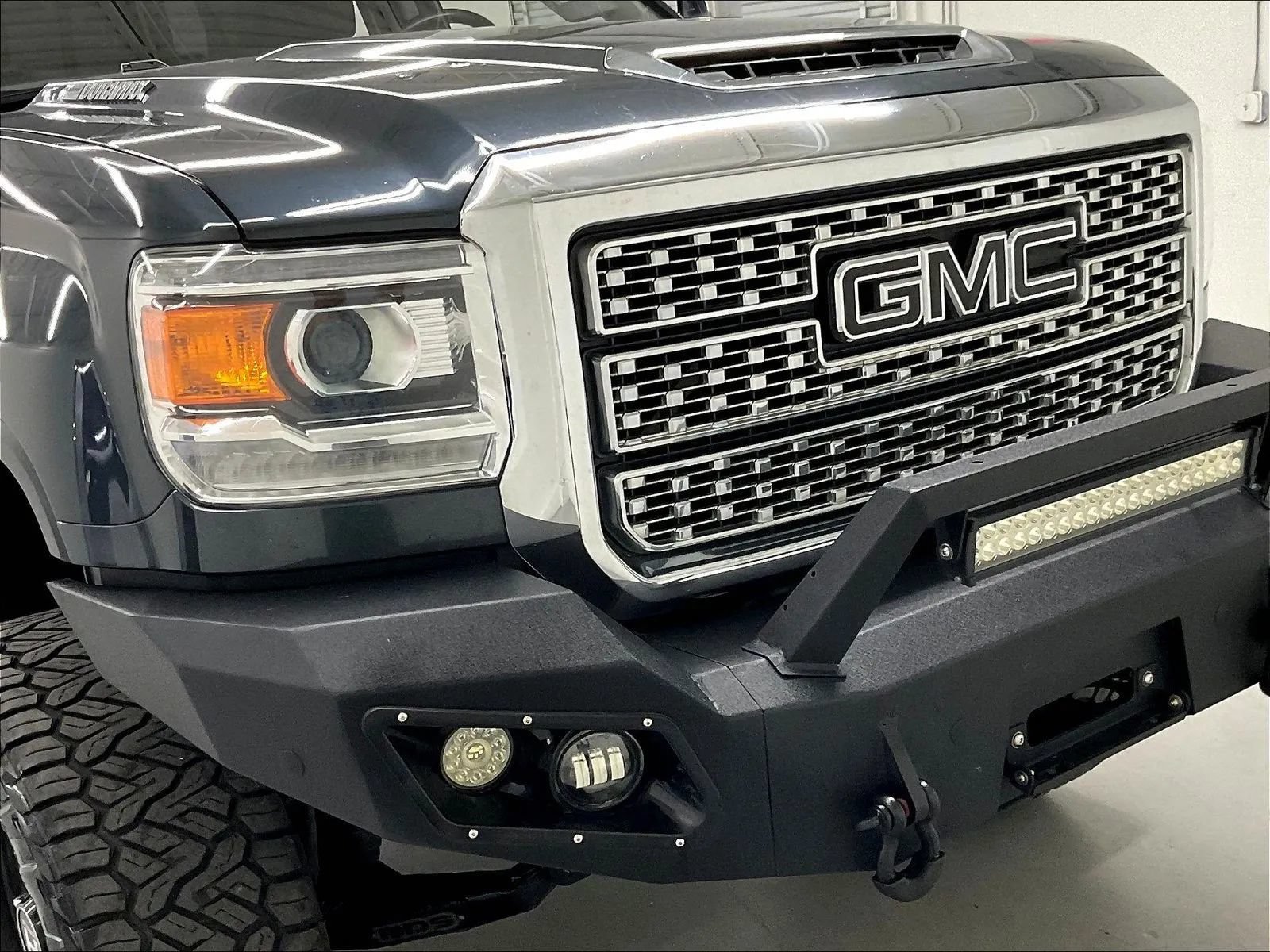 Used 2018 GMC Sierra 2500 Denali w/ Duramax Plus Package AWD/4WD image 38