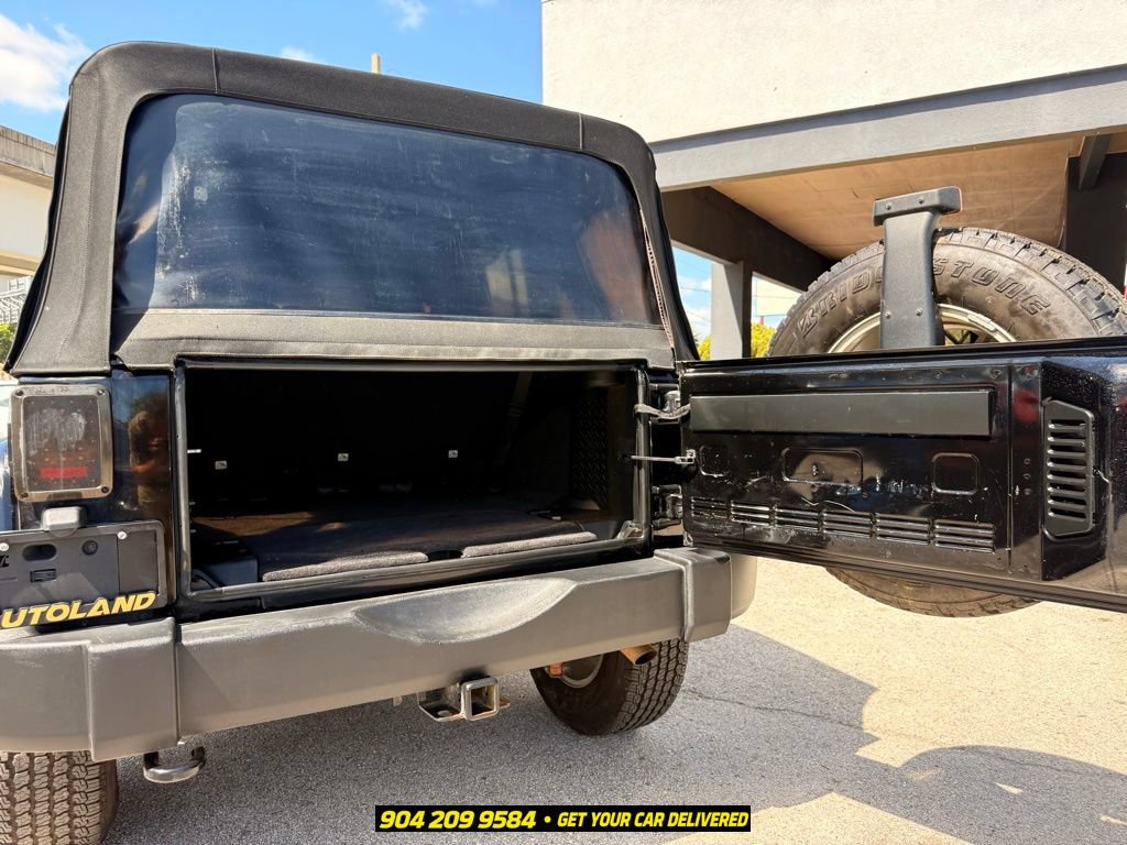 Used 2017 Jeep Wrangler Unlimited Rubicon w/ Connectivity Group AWD/4WD image 24