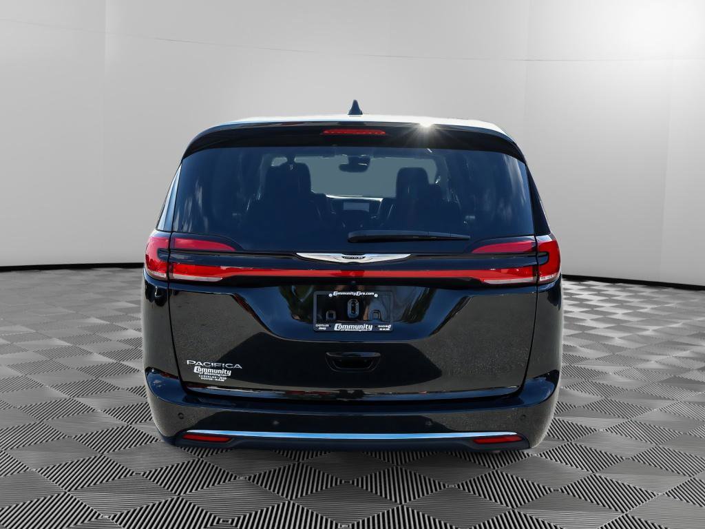 Used 2024 Chrysler Pacifica Touring-L FWD image 6