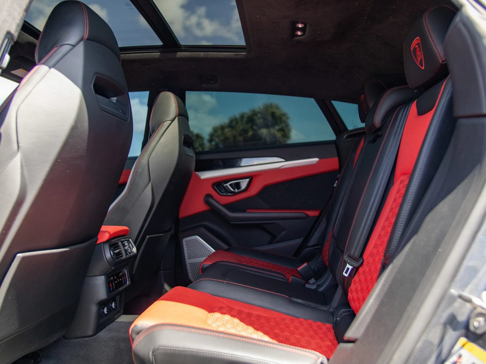 Used 2019 Lamborghini Urus AWD/4WD image 38