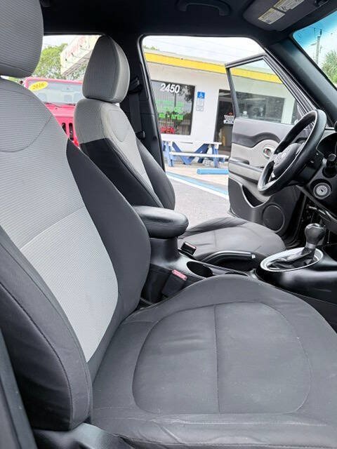 Used 2014 Kia Soul FWD image 13