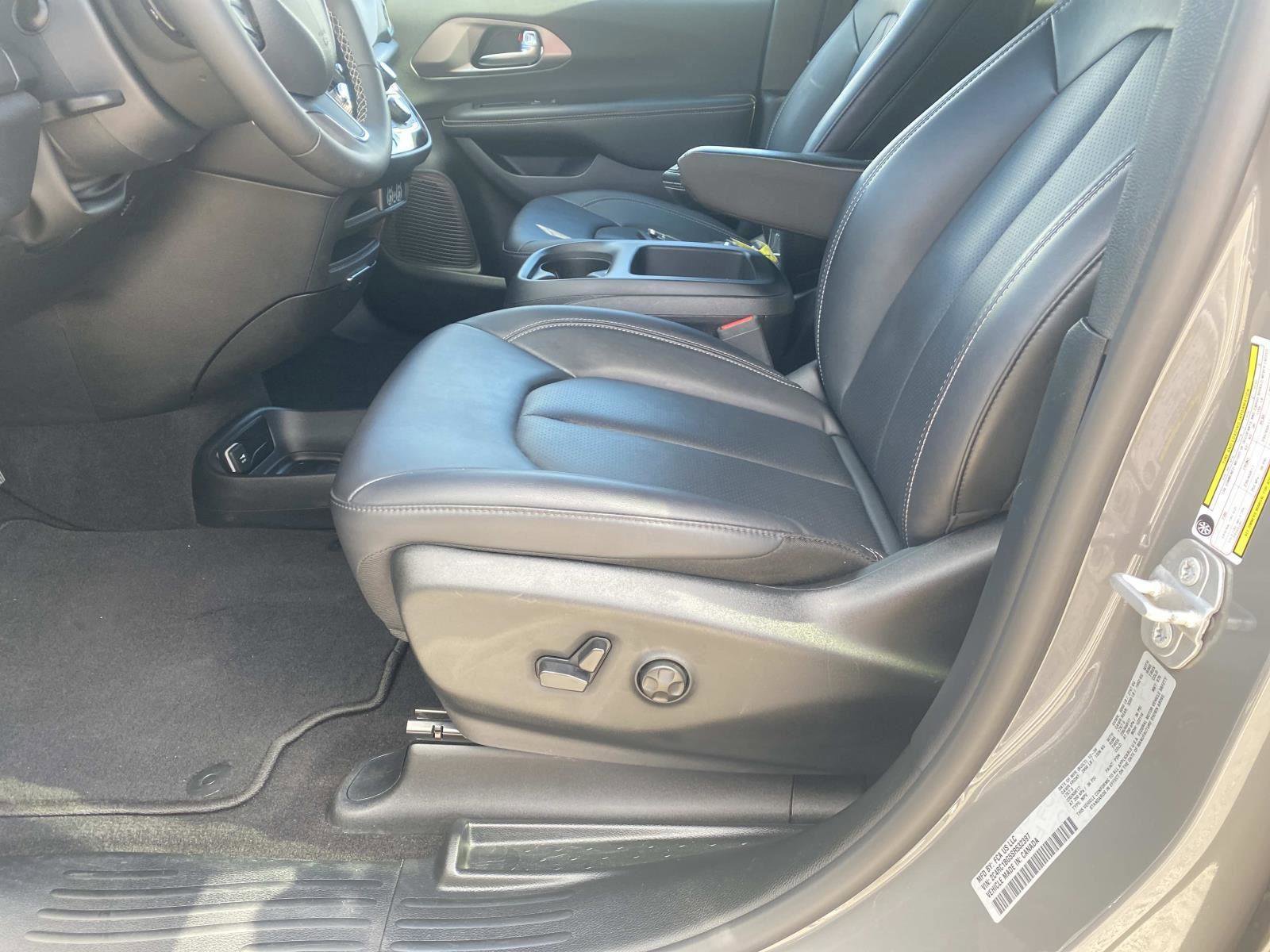 Certified 2025 Chrysler Pacifica Select FWD image 22