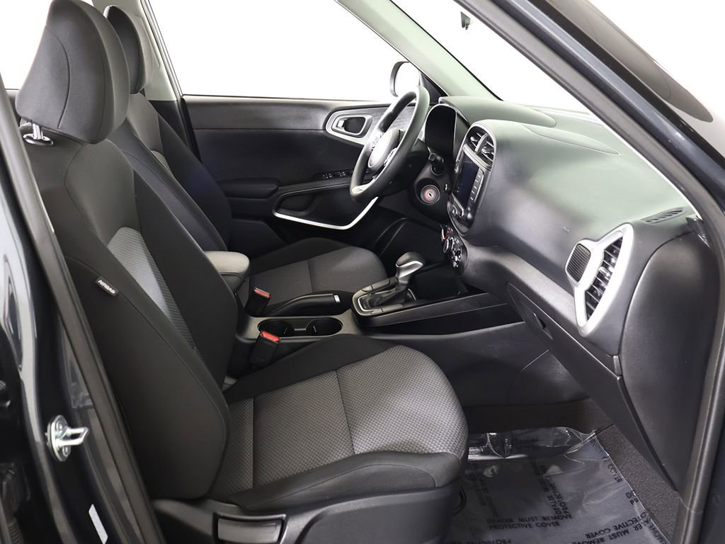 Used 2025 Kia Soul LX w/ LX Technology Package FWD image 30