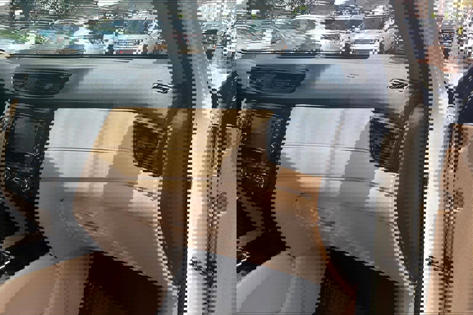 Used 2018 Nissan Rogue SV w/ Premium Package image 19