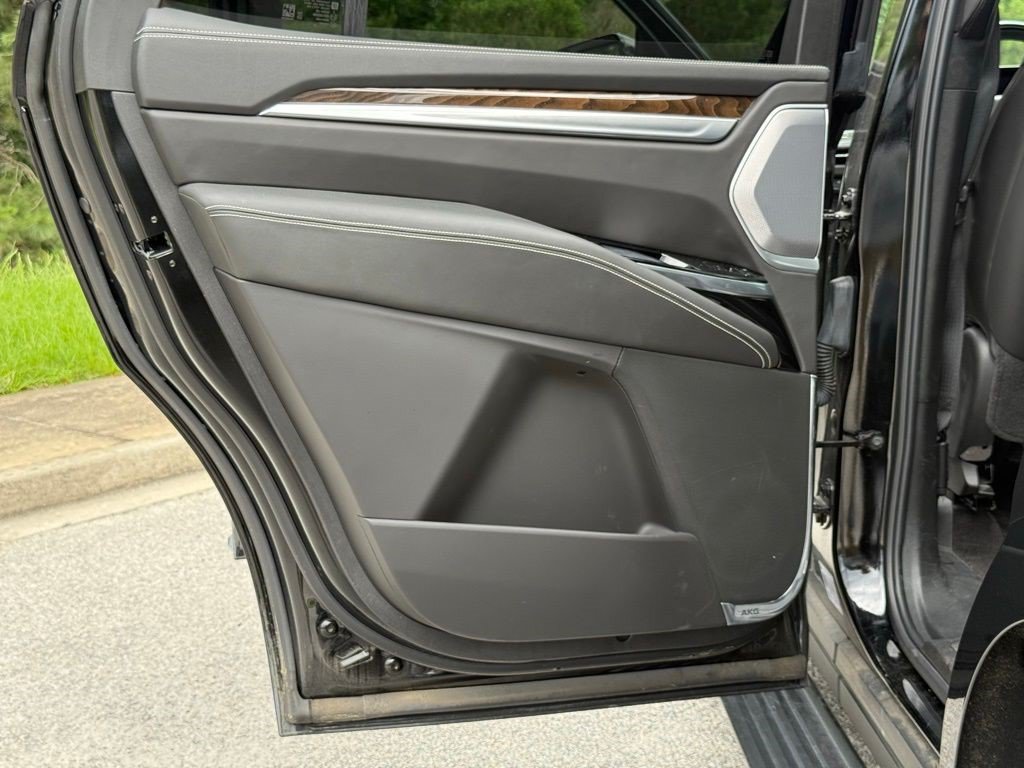 Certified 2025 Cadillac Escalade Premium Luxury Platinum w/ LPO, Floor Liner Package AWD/4WD image 28