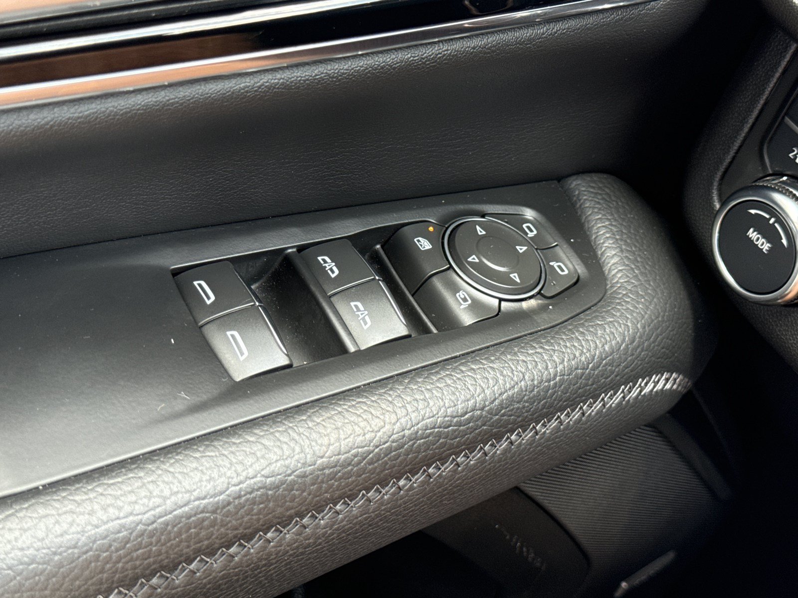 Used 2025 GMC Yukon Denali AWD/4WD image 19