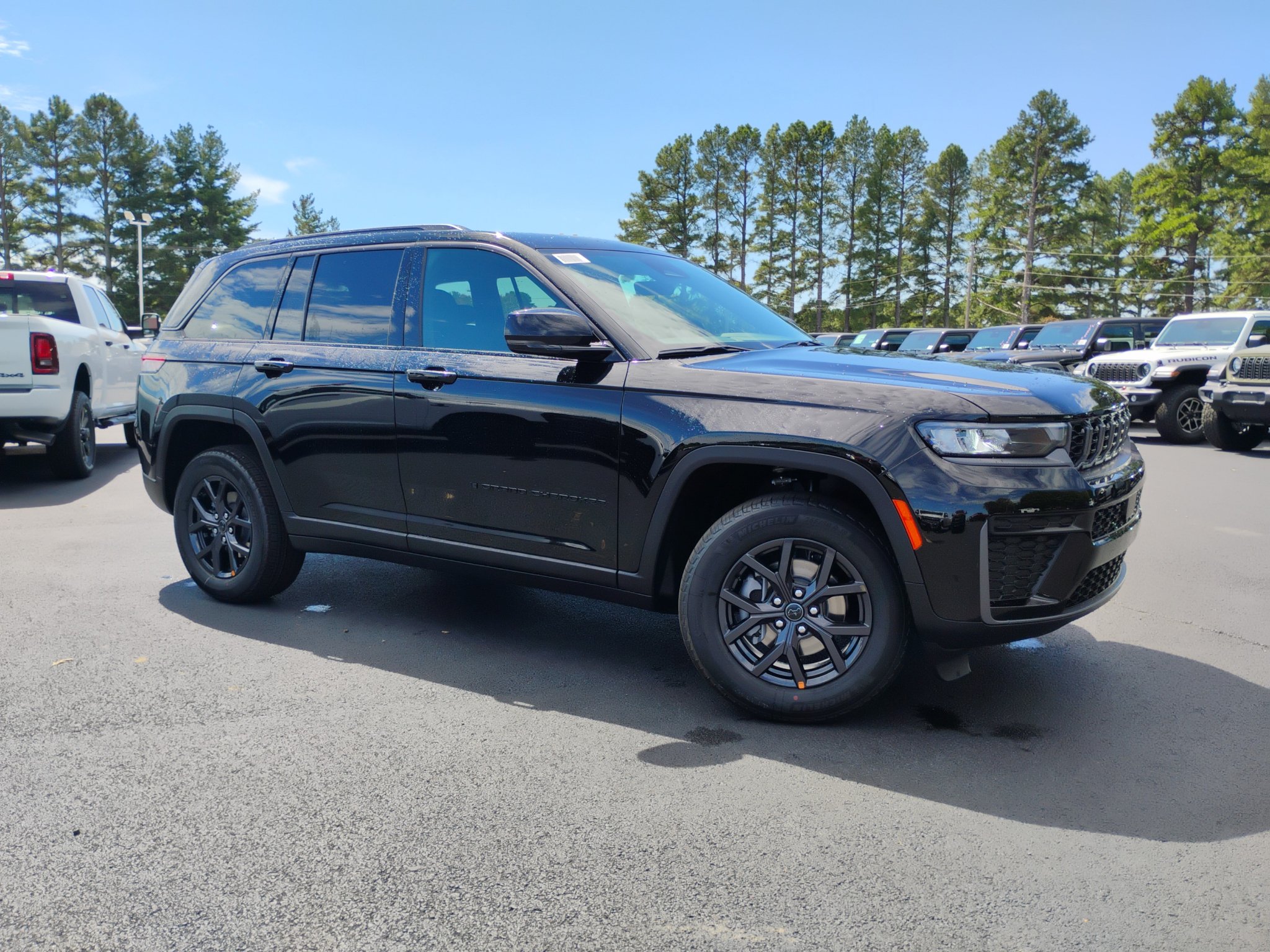 New 2027 Jeep Grand Cherokee Altitude AWD/4WD image 3