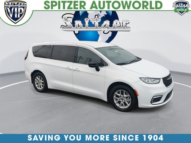 Used 2025 Chrysler Pacifica Select FWD image 2
