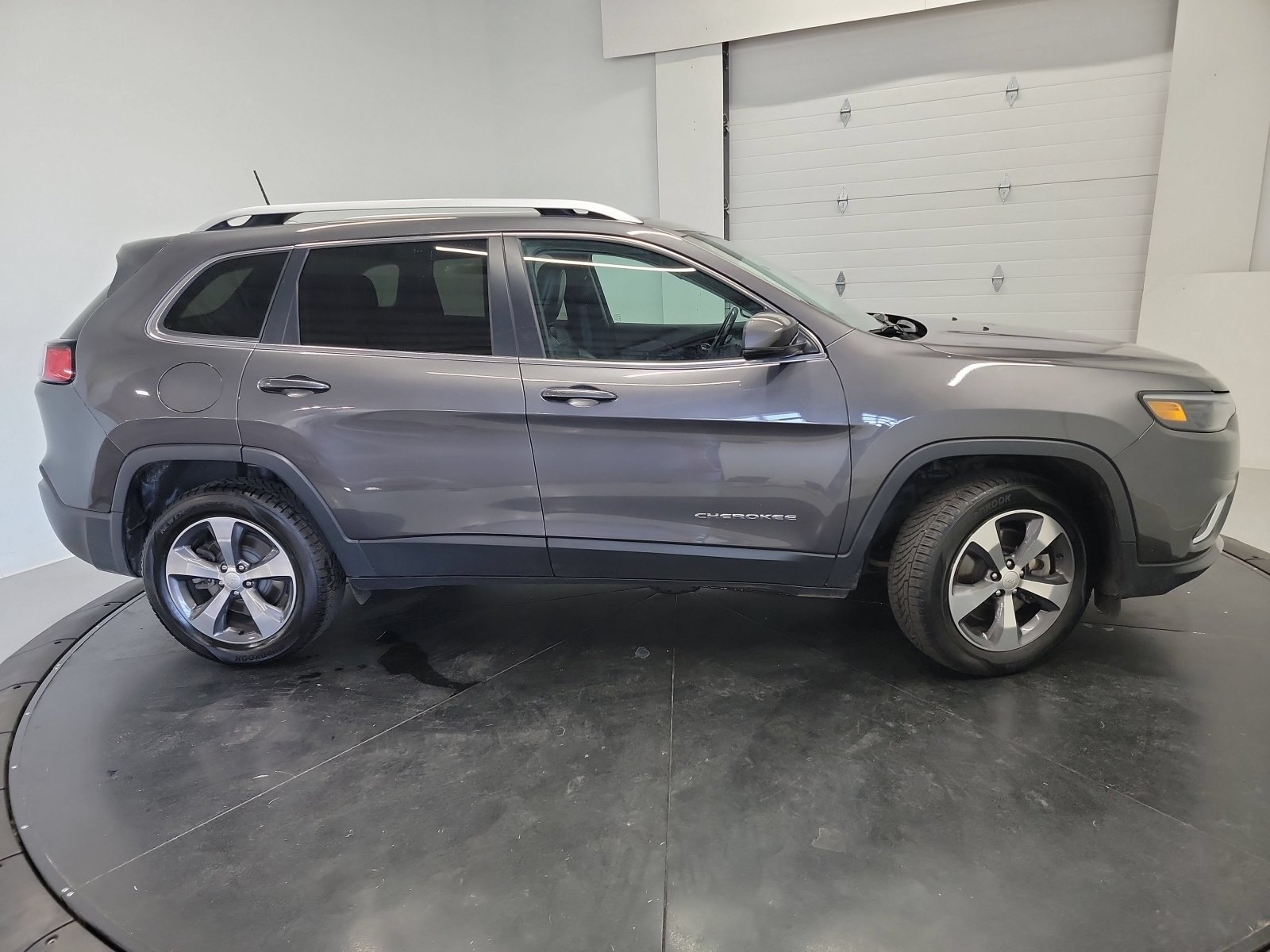 Used 2019 Jeep Cherokee Limited AWD/4WD image 11