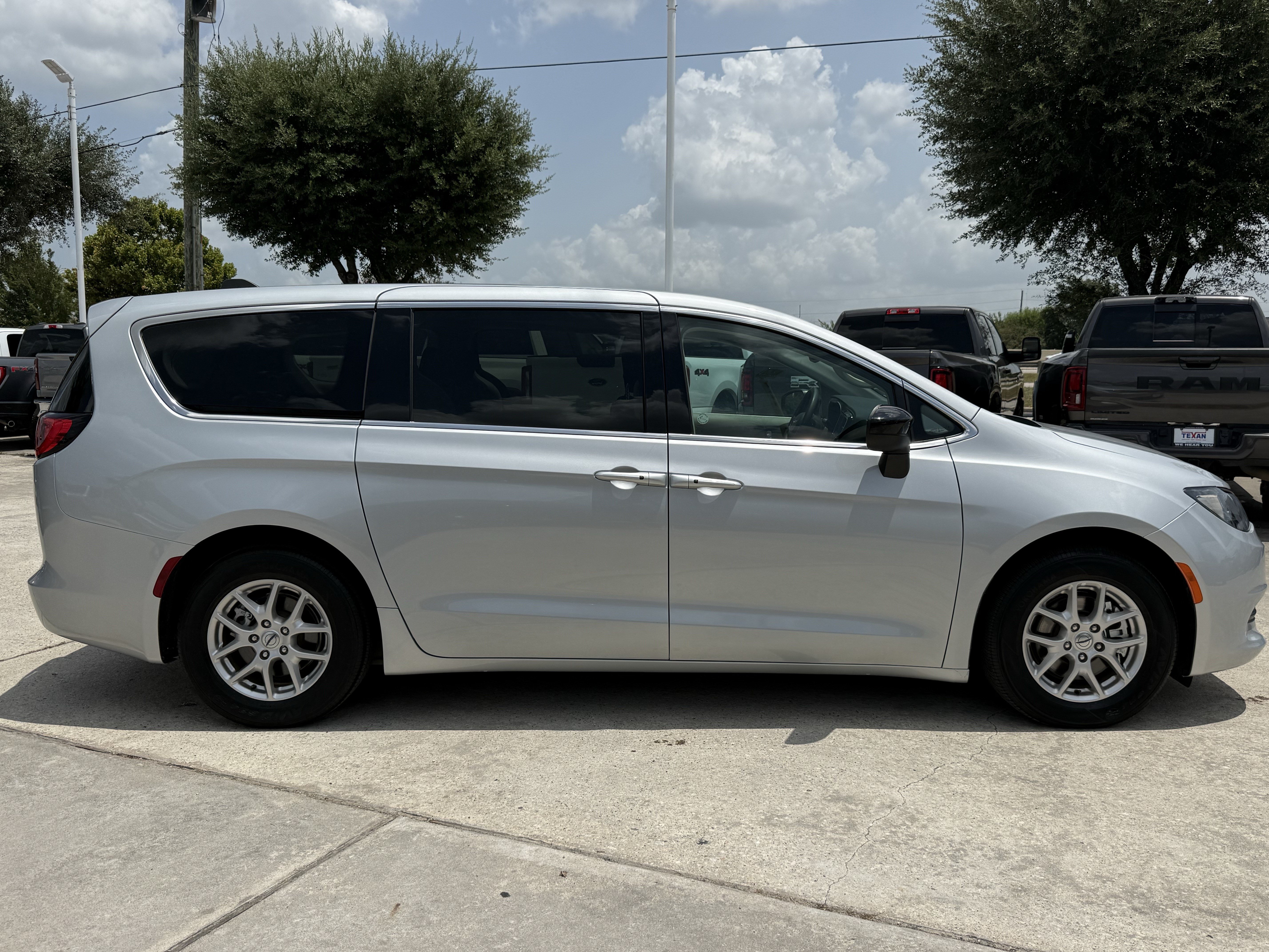 Used 2024 Chrysler Voyager LX FWD image 3