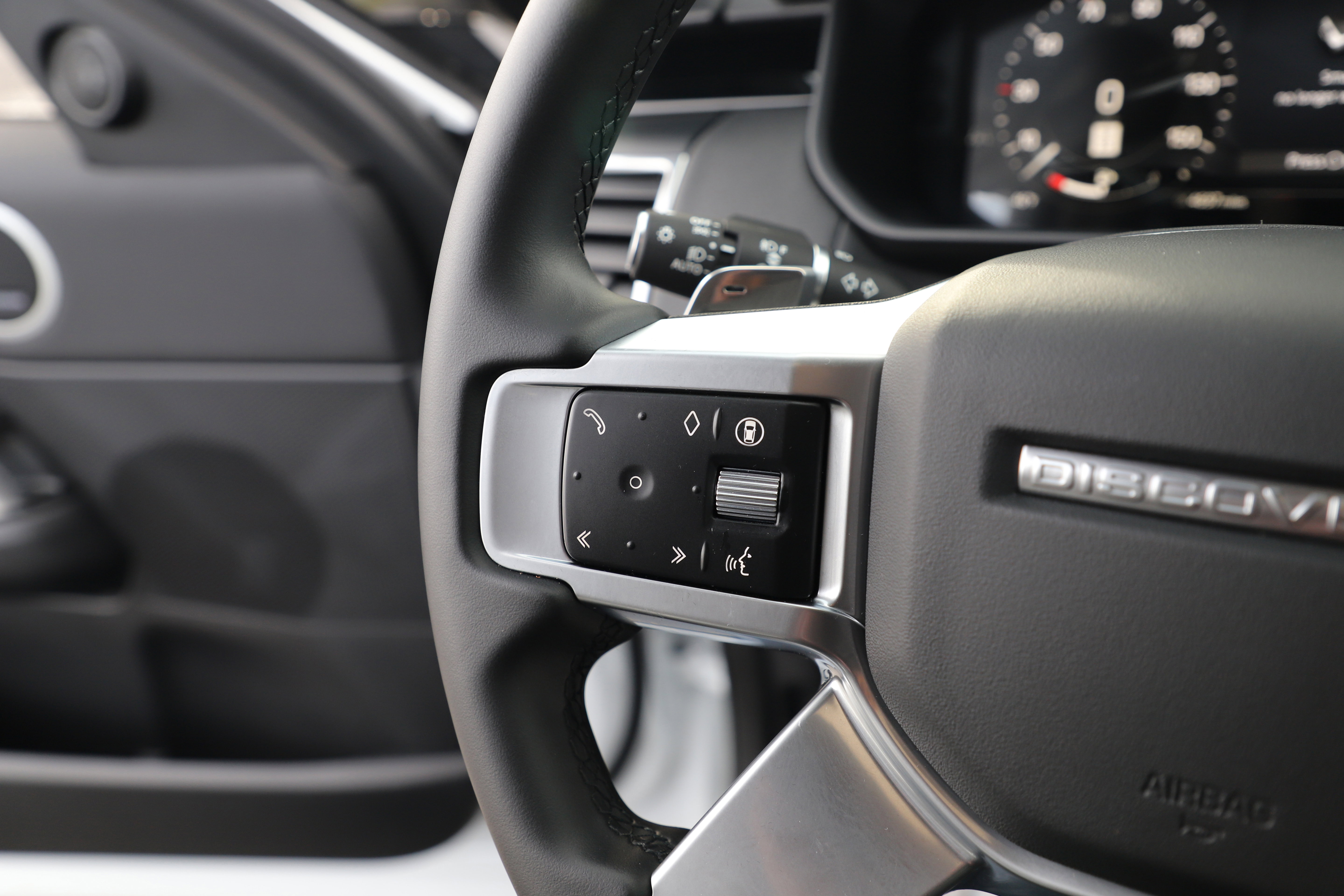 Certified 2025 Land Rover Discovery S image 23