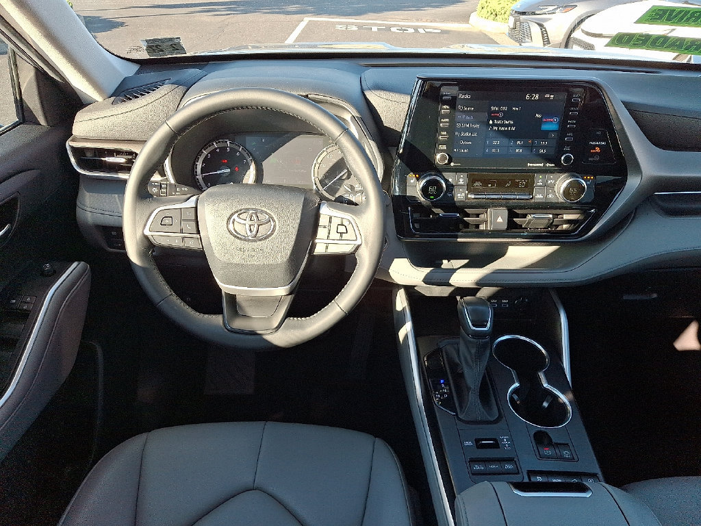 Certified 2022 Toyota Highlander XLE AWD/4WD image 13