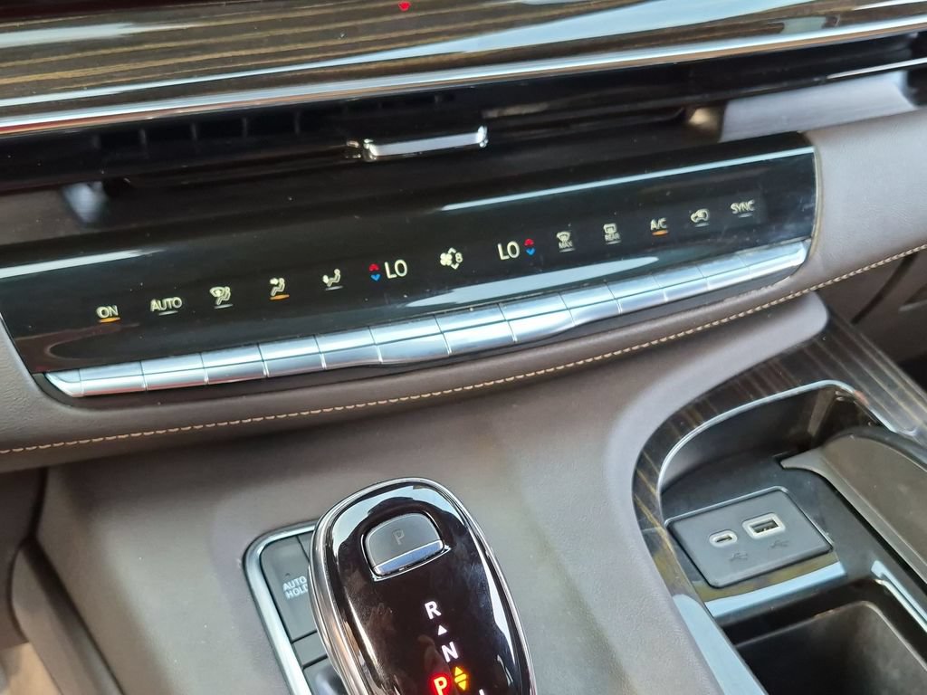 Used 2022 Cadillac Escalade Premium Luxury w/ Performance Package AWD/4WD image 22