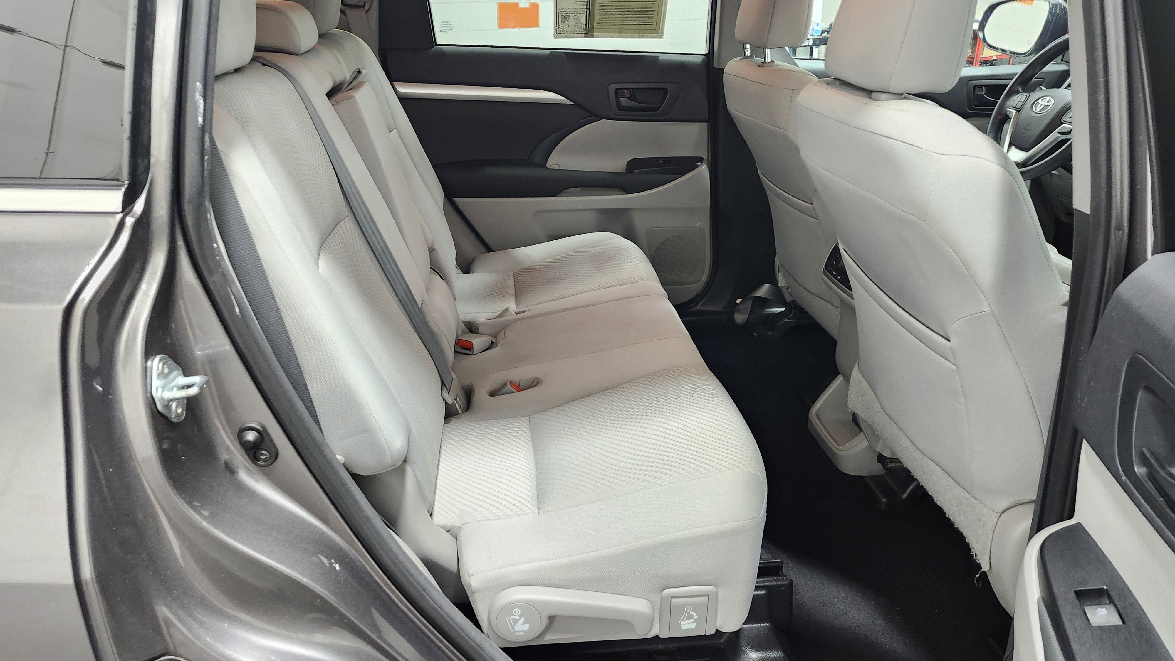 Used 2015 Toyota Highlander LE image 16