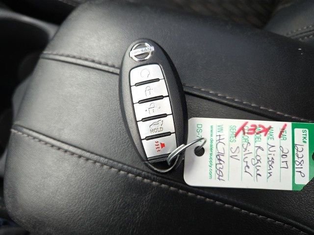 Used 2017 Nissan Rogue SV image 12