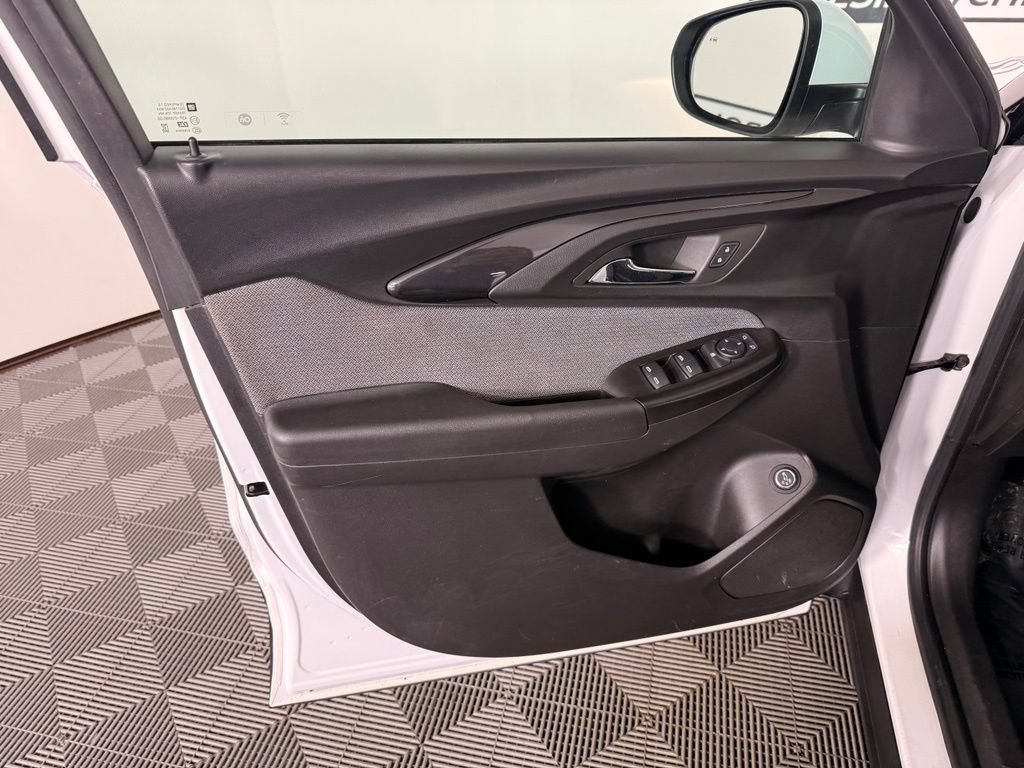 Used 2022 Chevrolet TrailBlazer LT w/ Sun and Liftgate Package FWD image 18