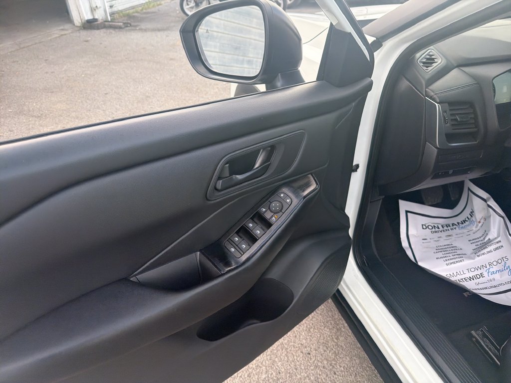 Used 2024 Nissan Rogue S FWD image 11