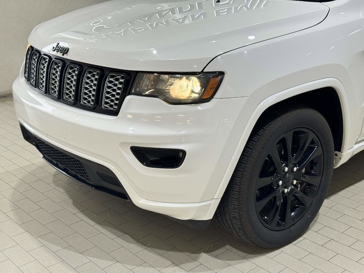 Used 2021 Jeep Grand Cherokee Laredo X AWD/4WD image 2