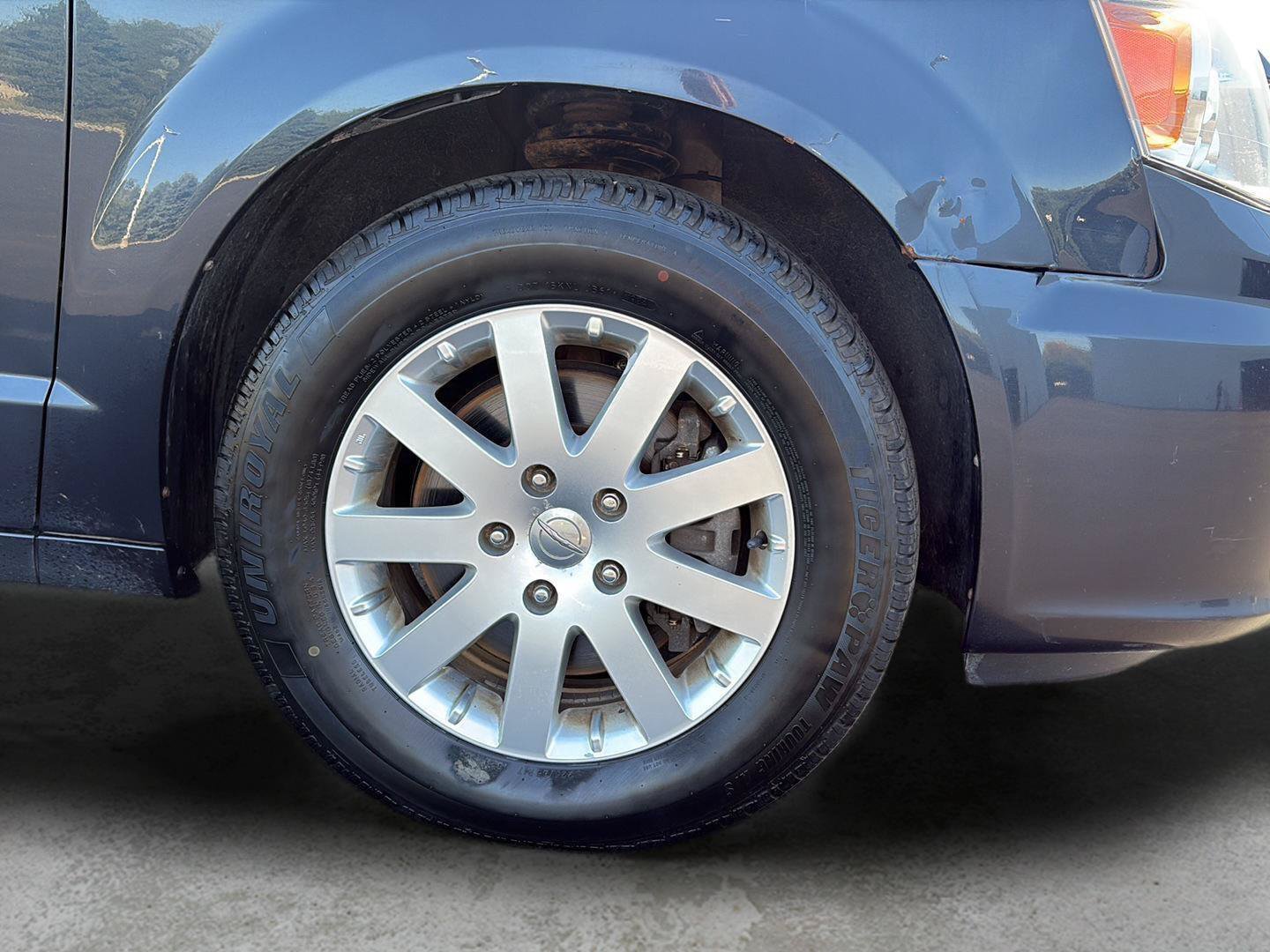 Used 2013 Chrysler Town & Country Touring FWD image 25