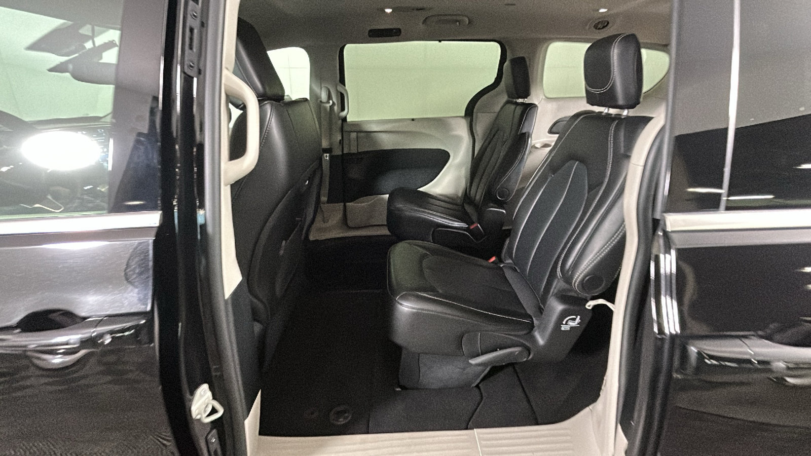 Used 2024 Chrysler Pacifica Touring-L FWD image 29