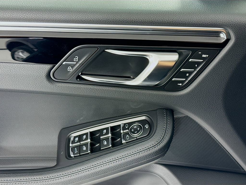 Certified 2025 Porsche Macan image 11