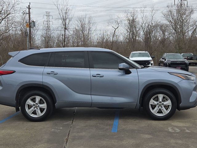 Used 2023 Toyota Highlander LE image 4