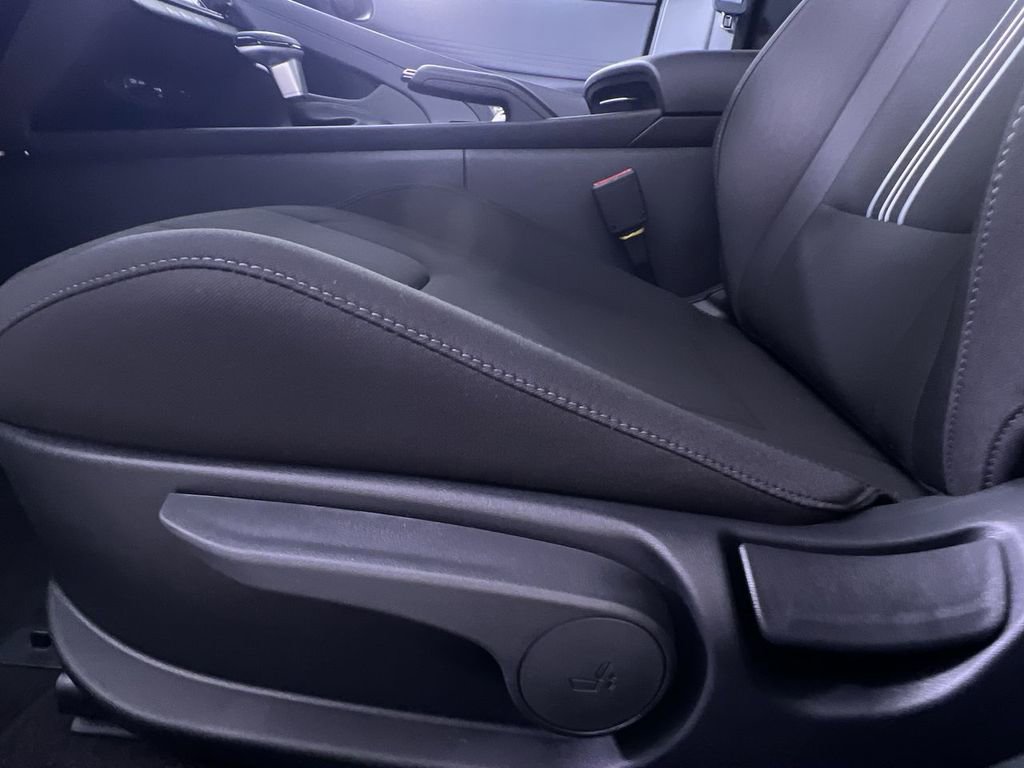 Used 2025 Hyundai Elantra Sport FWD image 14
