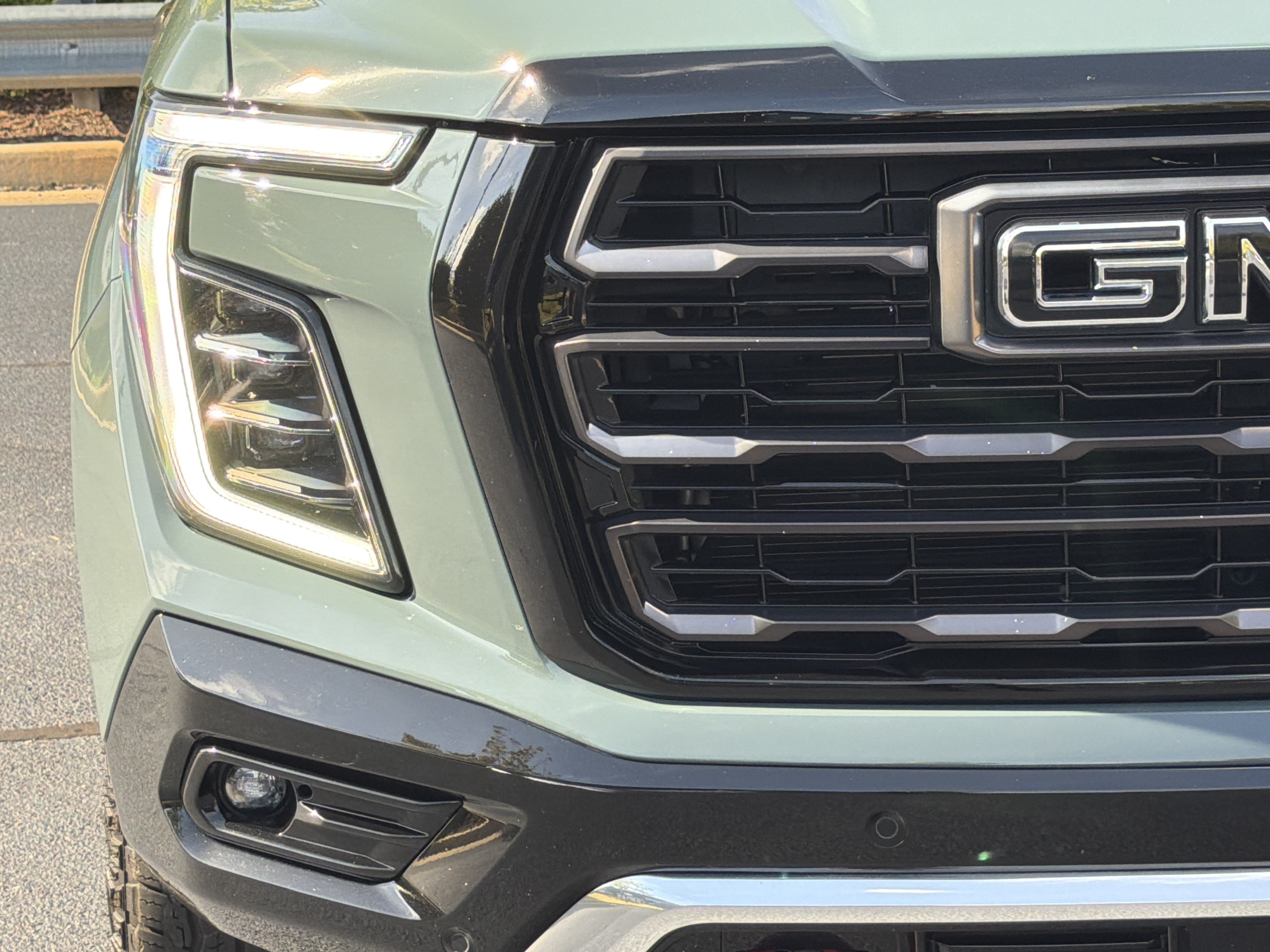 Used 2025 GMC Yukon AT4 Ultimate AWD/4WD image 19