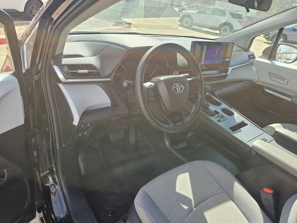Used 2025 Toyota Sienna LE image 13