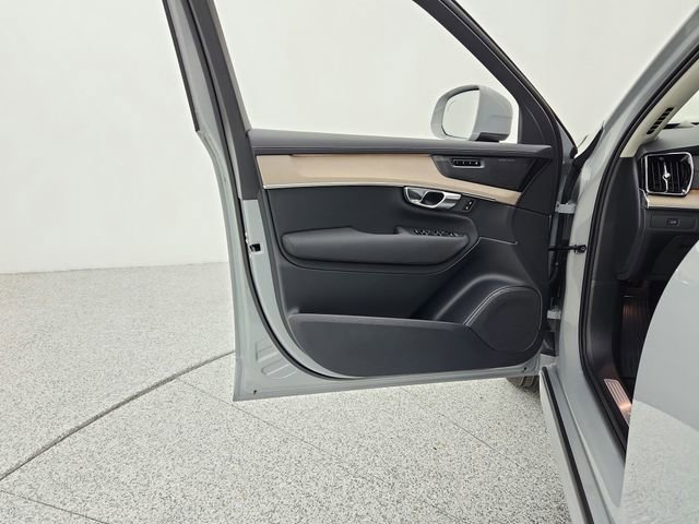 New 2026 Volvo XC90 B6 Plus w/ Protection Package Premier image 36