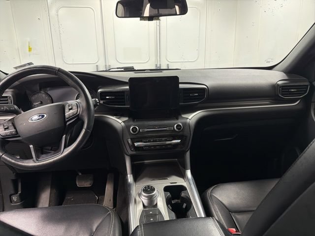 Used 2020 Ford Explorer XLT w/ Equipment Group 202A AWD/4WD image 27