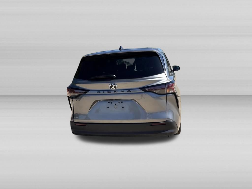 Used 2026 Toyota Sienna LE FWD image 6