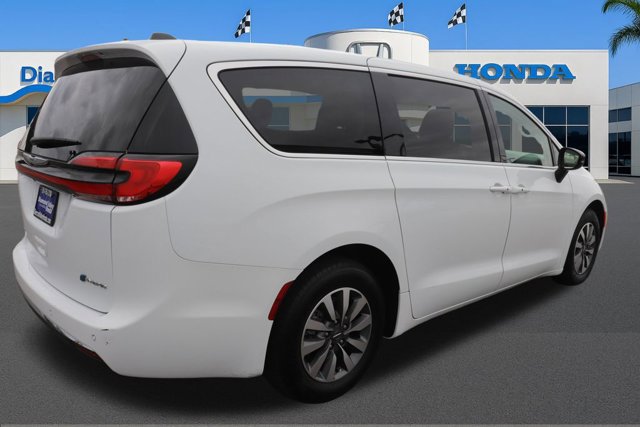 Used 2024 Chrysler Pacifica Select image 6