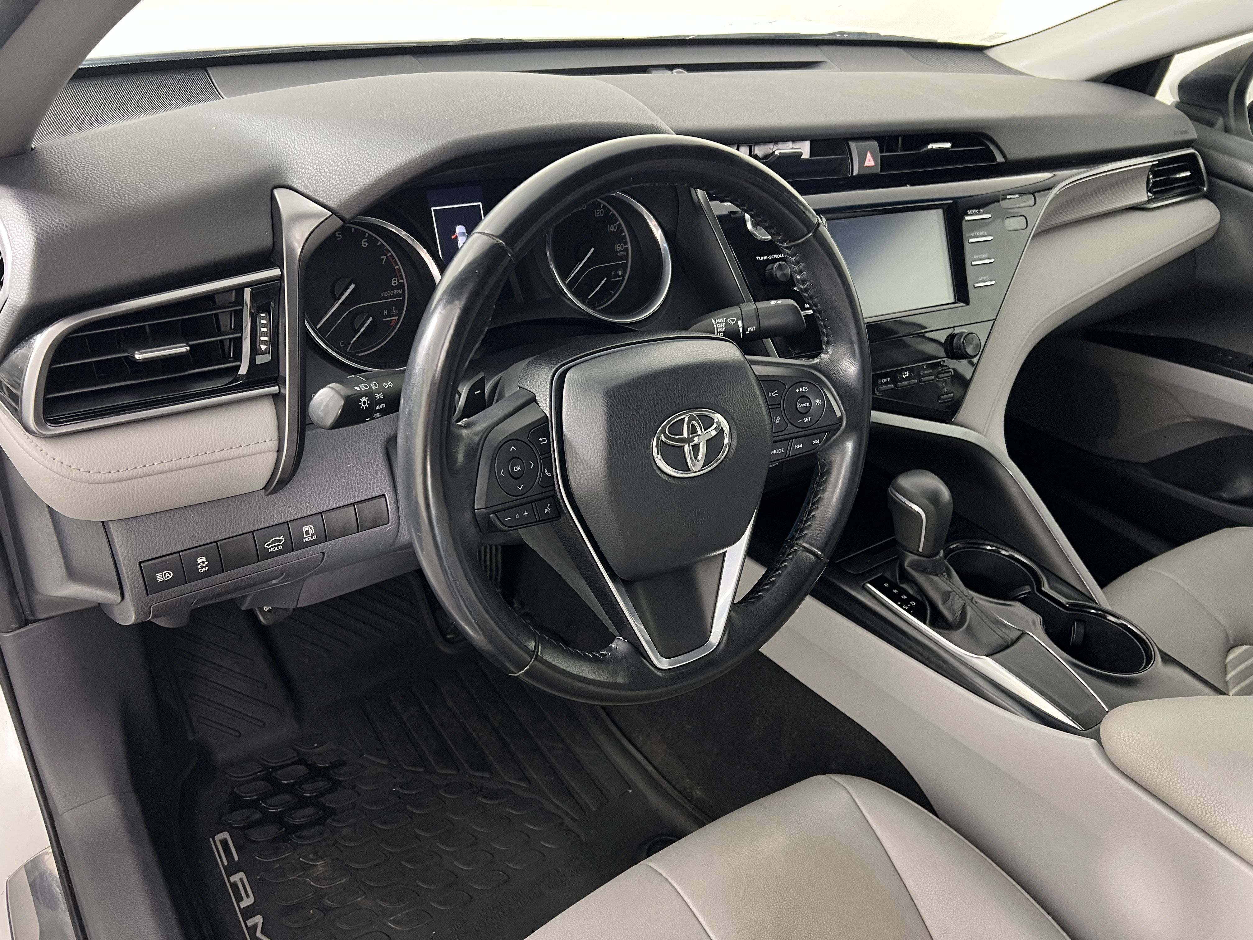 Used 2019 Toyota Camry SE FWD image 16