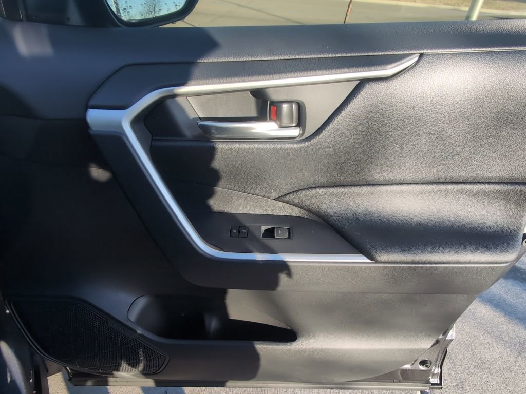 Used 2025 Toyota RAV4 XLE image 28