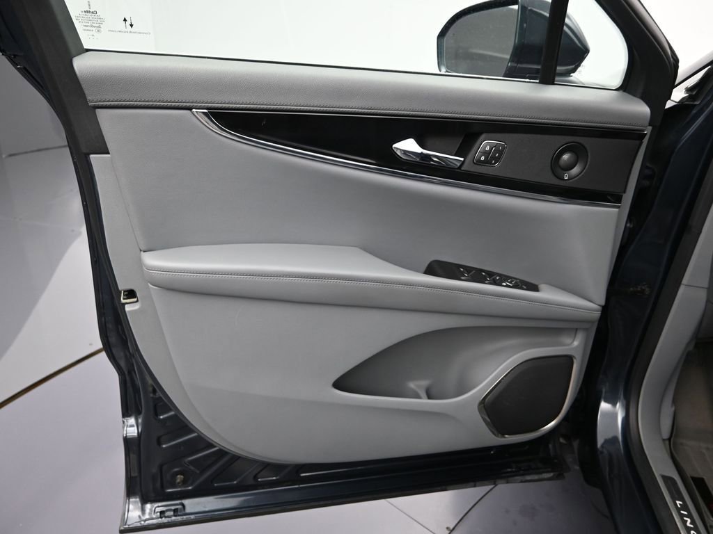 Used 2021 Lincoln Nautilus Reserve image 11