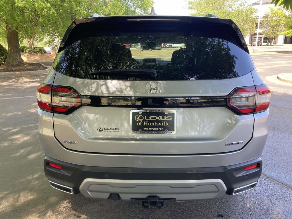 Used 2025 Honda Pilot Touring image 3