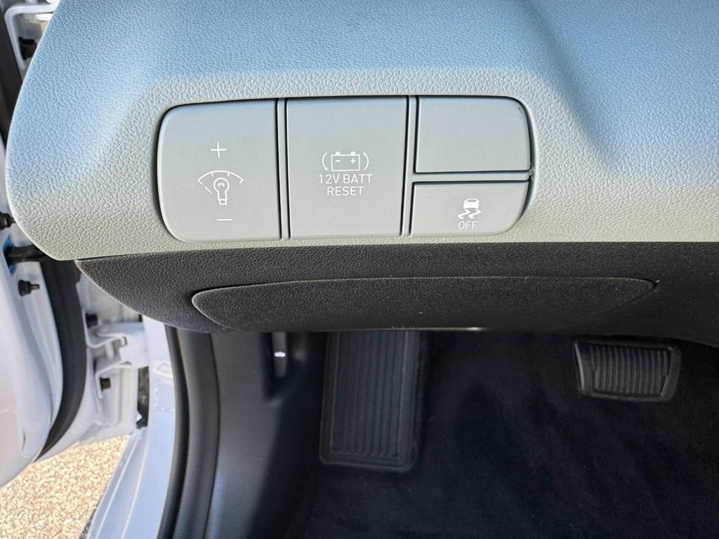 Used 2025 Hyundai Elantra Limited FWD image 18