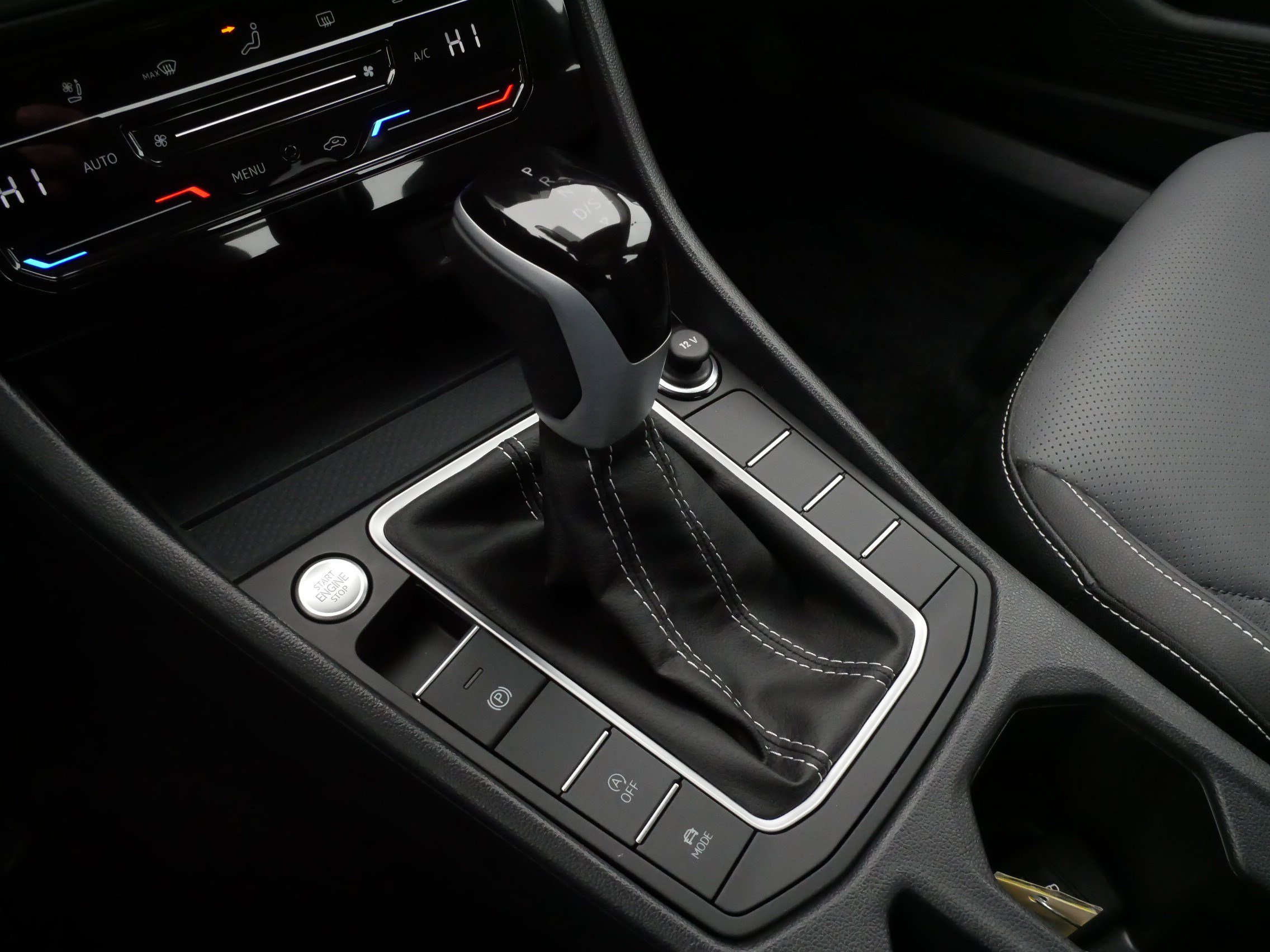 Certified 2025 Volkswagen Jetta SEL image 24