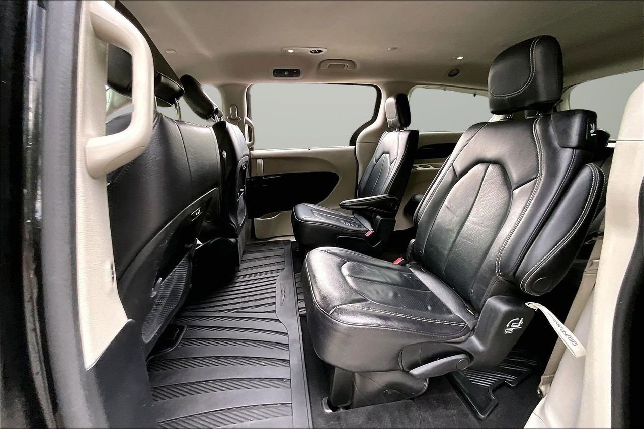 Used 2022 Chrysler Pacifica Touring-L FWD image 21