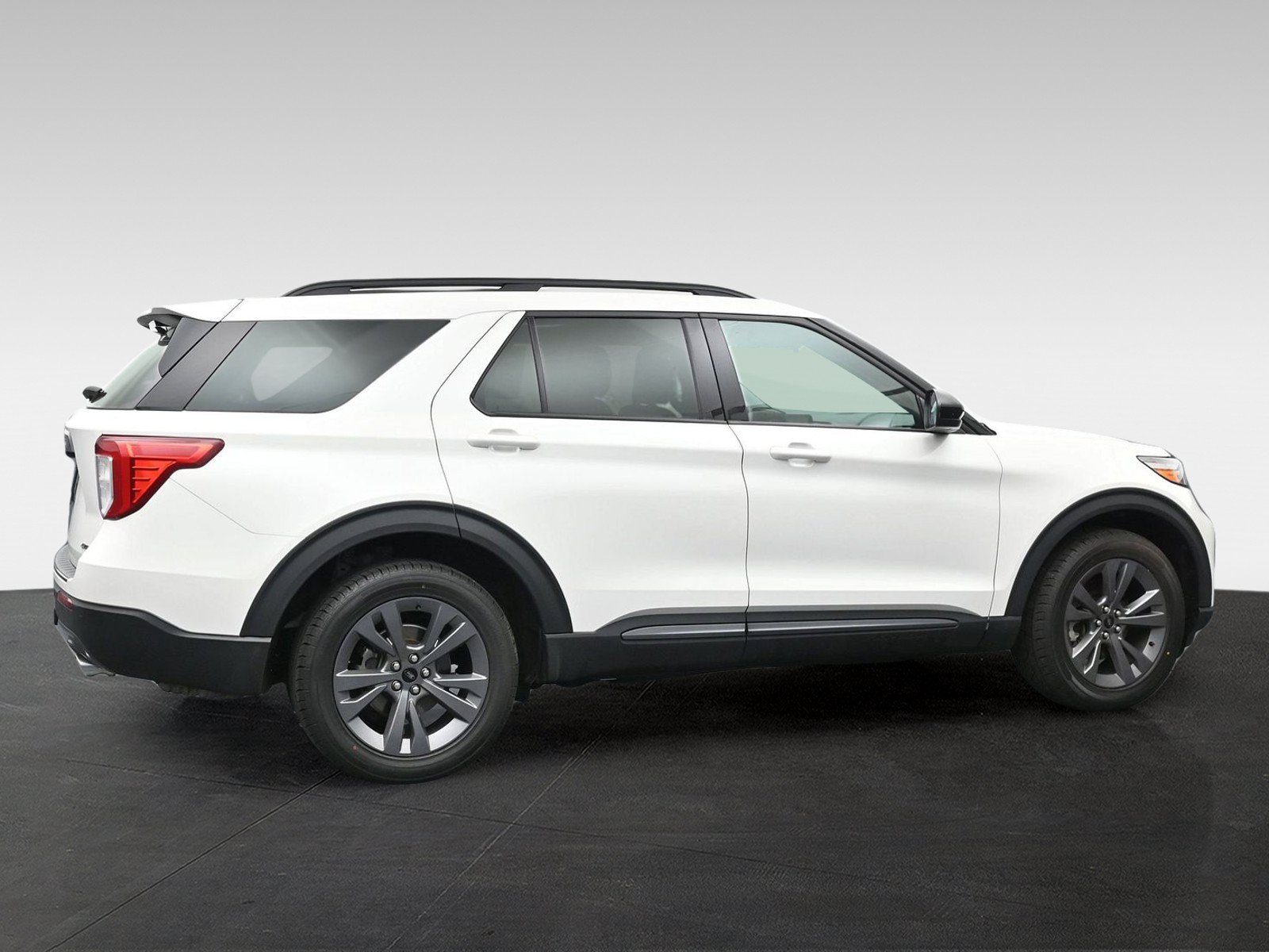 Used 2023 Ford Explorer XLT w/ Equipment Group 202A AWD/4WD image 5