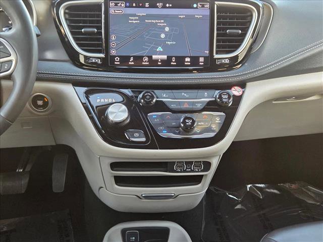 Used 2024 Chrysler Pacifica Select image 16
